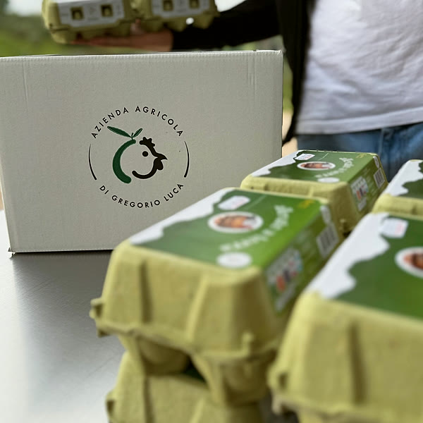Le confezioni Spiruovo pronte, con la scatola dell'azienda
